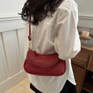 Rote Halbmond-Schultertasche aus Narbenleder mit goldener Kette und Schriftzug