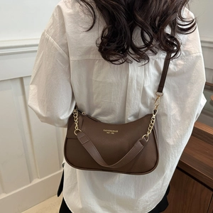 Braune Halbmond-Schultertasche aus Leder mit Goldkette und modischem Logo-Aufdruck