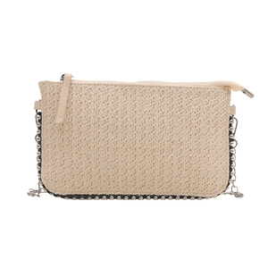 Borsa a busta in paglia con borchie argentate e tracolla a catena beige