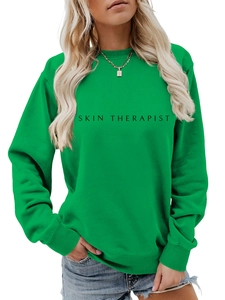 Détail du texte Skin Therapist sur le sweat-shirt à col rond vert vif à manches longues