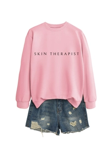 Vue à plat du sweat-shirt rose Skin Therapist et short en jean bleu délavé usé