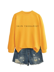Vue à plat du sweat-shirt jaune à manches longues avec imprimé Skin Therapist et short