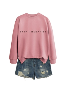 Mise à plat du sweat rose Skin Therapist avec un short en jean délavé et usé