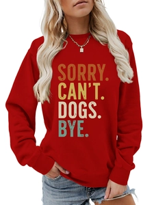 Détail de l'imprimé coloré SORRY CAN'T DOGS BYE sur sweat rouge à manches longues