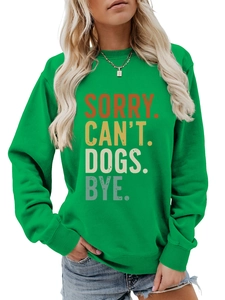 Détail du slogan coloré imprimé sur un sweat-shirt vert à col rond pour femme