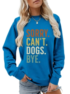 Détail du sweat bleu à col rond avec lettrage rétro SORRY CAN'T DOGS BYE imprimé