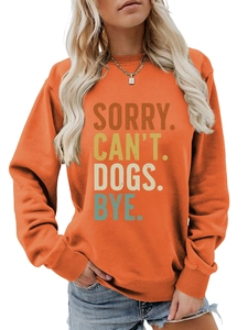 Détail de l'imprimé Sorry Can't Dogs Bye sur le sweat à col rond orange pour femme