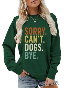 Détail de l'imprimé Sorry Can't Dogs Bye sur le sweat à manches longues vert foncé