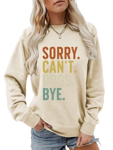 Détail des poignets côtelés et de l'imprimé coloré sur un sweat ample beige