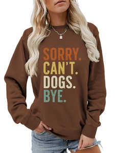 Détail de l'imprimé SORRY CAN'T DOGS BYE sur sweat-shirt en coton marron foncé