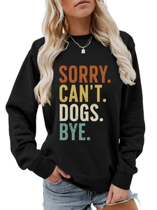 Détail de l'imprimé vintage coloré Sorry Can't Dogs Bye sur un sweat noir à col rond