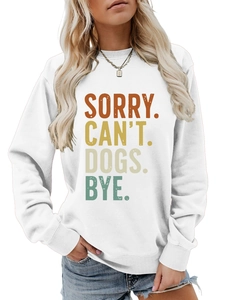 Détail du message imprimé Sorry Can't Dogs Bye sur un sweat blanc ample à col rond