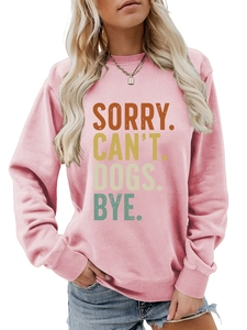 Détail du sweat rose avec imprimé SORRY CAN'T DOGS BYE et col rond pour femme décontracté