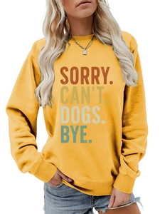 Détail des poignets côtelés et du col sur sweat-shirt jaune avec imprimé slogan