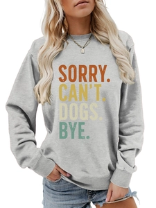 Détail d'un sweat gris avec impression rétro du texte Sorry Can't Dogs Bye dessus