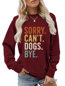 Détail du col ras du cou et de l'imprimé texte sur le sweat-shirt bordeaux en coton