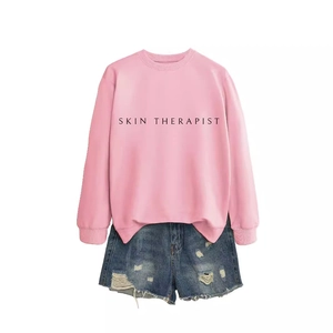Sweat à col rond rose Skin Therapist avec short en jean bleu délavé usé