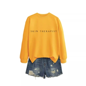 Sweat jaune Skin Therapist à manches longues et short en jean bleu délavé usé