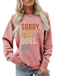 Détail du sweat-shirt rose poudré ample avec l'imprimé Sorry Can't Dogs Bye