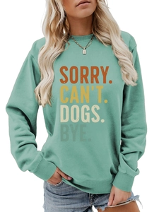 Détail des poignets côtelés et de l'imprimé coloré sur le sweat-shirt vert menthe