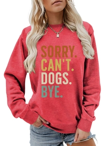Détail d'un sweat rouge avec imprimé coloré du slogan Sorry Can't Dogs Bye