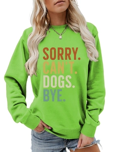 Gros plan du motif SORRY CAN'T DOGS BYE sur un sweat-shirt pour femme vert vif à col rond