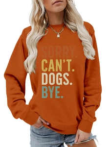 Détail des poignets et de l'ourlet côtelés sur le sweat-shirt orange à imprimé chien