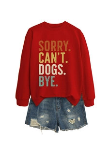 Détail du texte imprimé sur le sweat-shirt rouge et le short en jean délavé