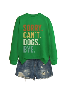 Détail du sweat vert avec texte Sorry Can't Dogs Bye et short en jean assorti
