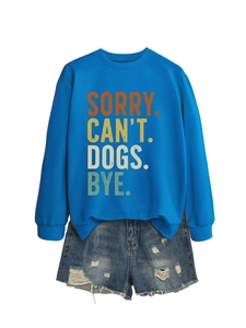 Vue à plat d'un sweat bleu roi avec texte imprimé et short en jean déchiré tendance