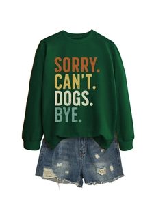 Détail du sweat-shirt vert avec imprimé vintage sorry can't dogs bye et short