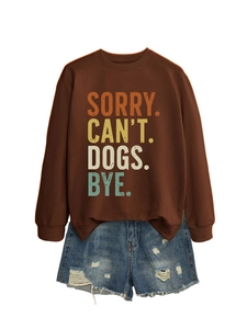 Détail de l'imprimé Sorry Can't Dogs Bye sur sweat marron oversize et short en jean