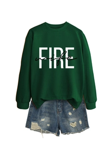 Dettaglio flat lay della felpa girocollo verde scuro con stampa FIRE wife e shorts di jeans