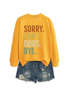 Sweat jaune avec inscription Sorry Can't Dogs Bye et short en jean bleu délavé