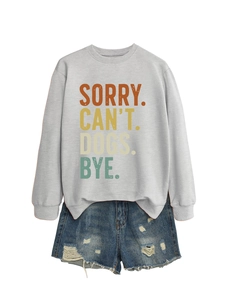 Détail de l'imprimé lettres rétro sur sweat gris et short en jean décontracté