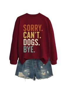 Détail du col côtelé et du slogan imprimé coloré sur un sweat-shirt bordeaux