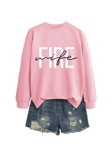Vista piatta di felpa rosa con stampa Fire Wife e pantaloncini di jeans strappati donna