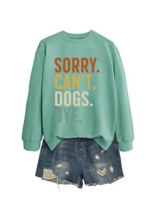 Détail du sweat vert menthe avec imprimé SORRY CAN'T DOGS BYE et short en jean