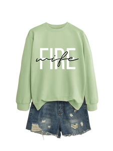 Posa piatta della felpa verde chiaro con stampa FIRE wife e pantaloncini di denim
