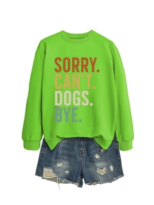 Tenue à plat avec sweat vert fluo à lettrage et short en jean bleu avec détails déchirés