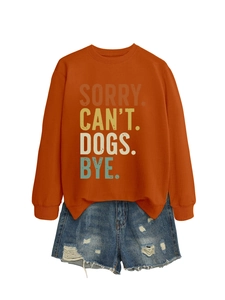 Tenue à plat avec sweat orange imprimé 'SORRY CAN'T DOGS BYE' et short en jean effiloché