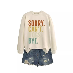 Sweat beige imprimé 'SORRY CAN'T DOGS BYE' avec short en jean déchiré pour femmes