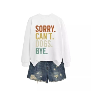 Sweatshirt blanc avec imprimé Sorry Can't Dogs Bye et short en jean déchiré
