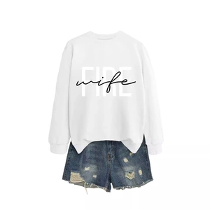 Felpa bianca da donna con stampa FIRE WIFE e pantaloncini di jeans in stile vintage