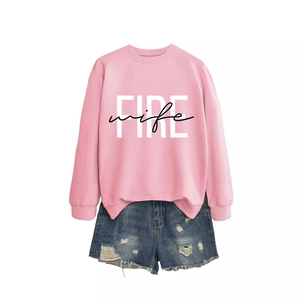 Felpa rosa girocollo con stampa FIRE wife e pantaloncini in denim strappati completi