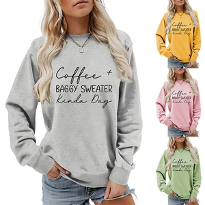 Dettaglio di felpe baggy coffee multicolori con polsini a coste e stampa grafica