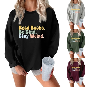Dettaglio delle quattro opzioni di colore per la felpa Read Books Be Kind Stay Weird