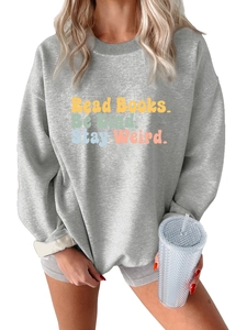 Dettaglio della stampa Read Books Be Kind Stay Weird su felpa in cotone grigio