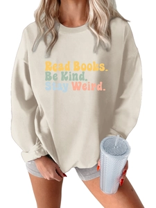 Dettaglio della felpa crema con slogan Read Books Be Kind Stay Weird e texture dal taglio comodo
