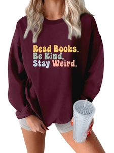 Dettaglio della stampa Read Books Be Kind Stay Weird su una felpa bordeaux a spalla scesa
